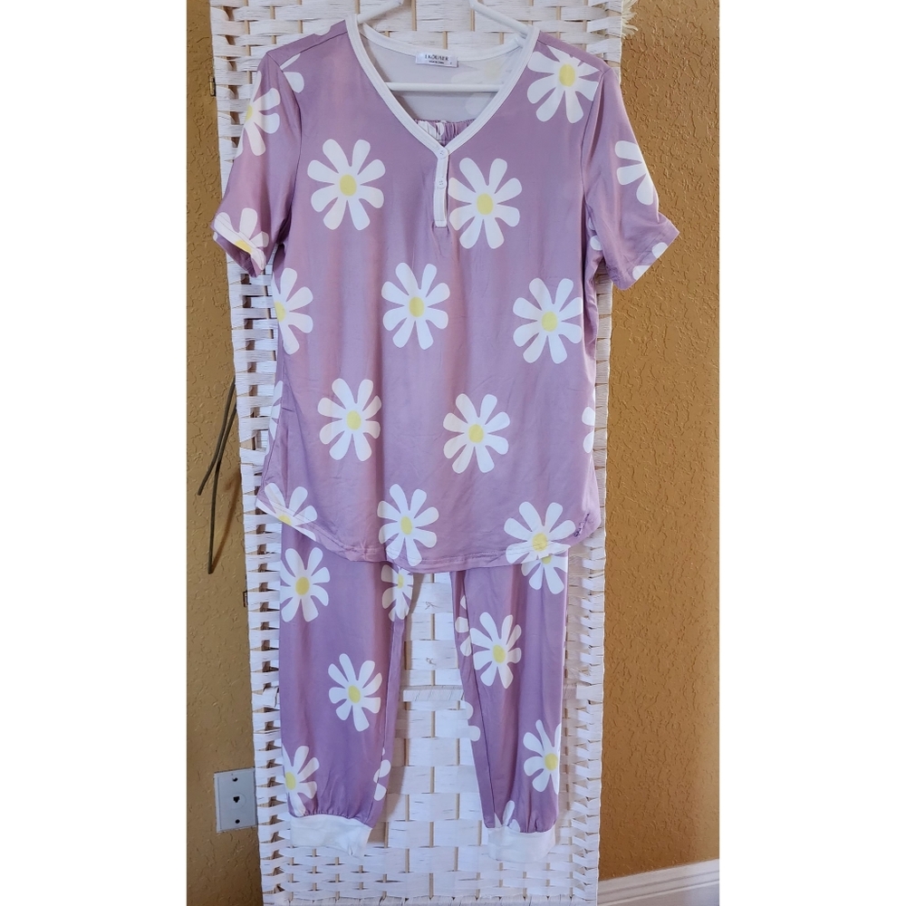 New Womem's Pajama Set Top & Pants Lilac w/ White Daisies Size M
